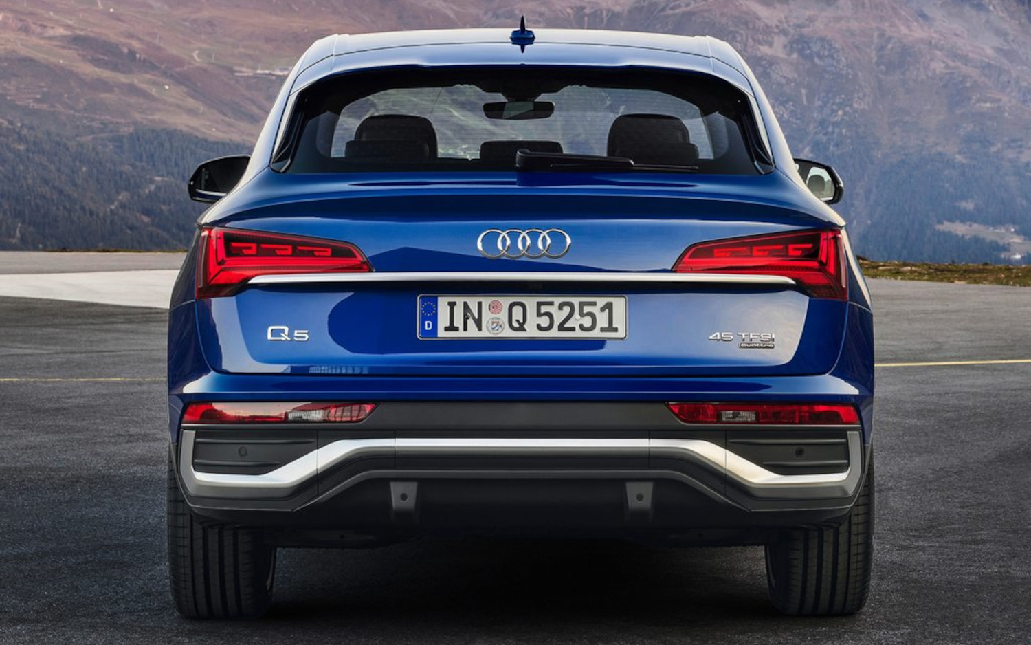 Comparison Audi Q5 Sportback Quattro 2021 vs Volvo XC60 T8